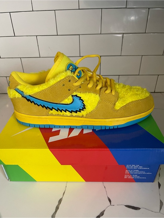Nike Other - Men’s Nike Yellow Bear Size 11.